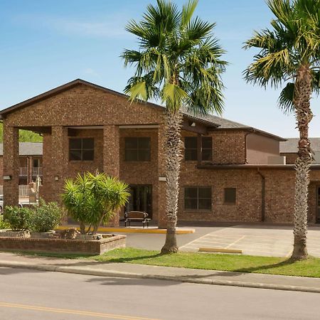 Super 8 By Wyndham Universal City Eksteriør billede