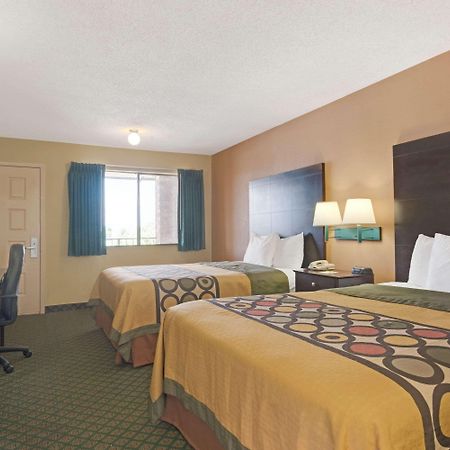 Super 8 By Wyndham Universal City Eksteriør billede