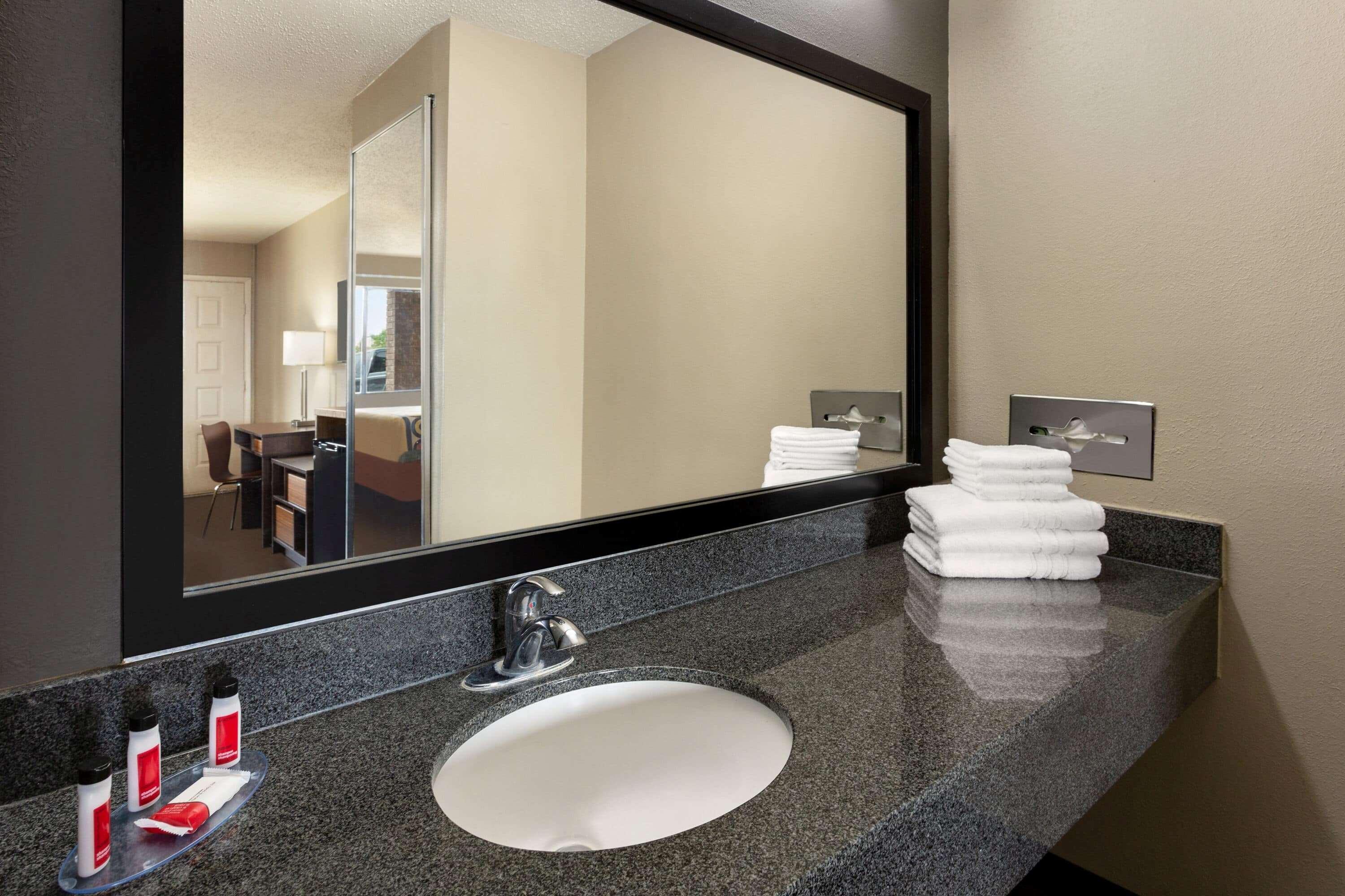 Super 8 By Wyndham Universal City Eksteriør billede