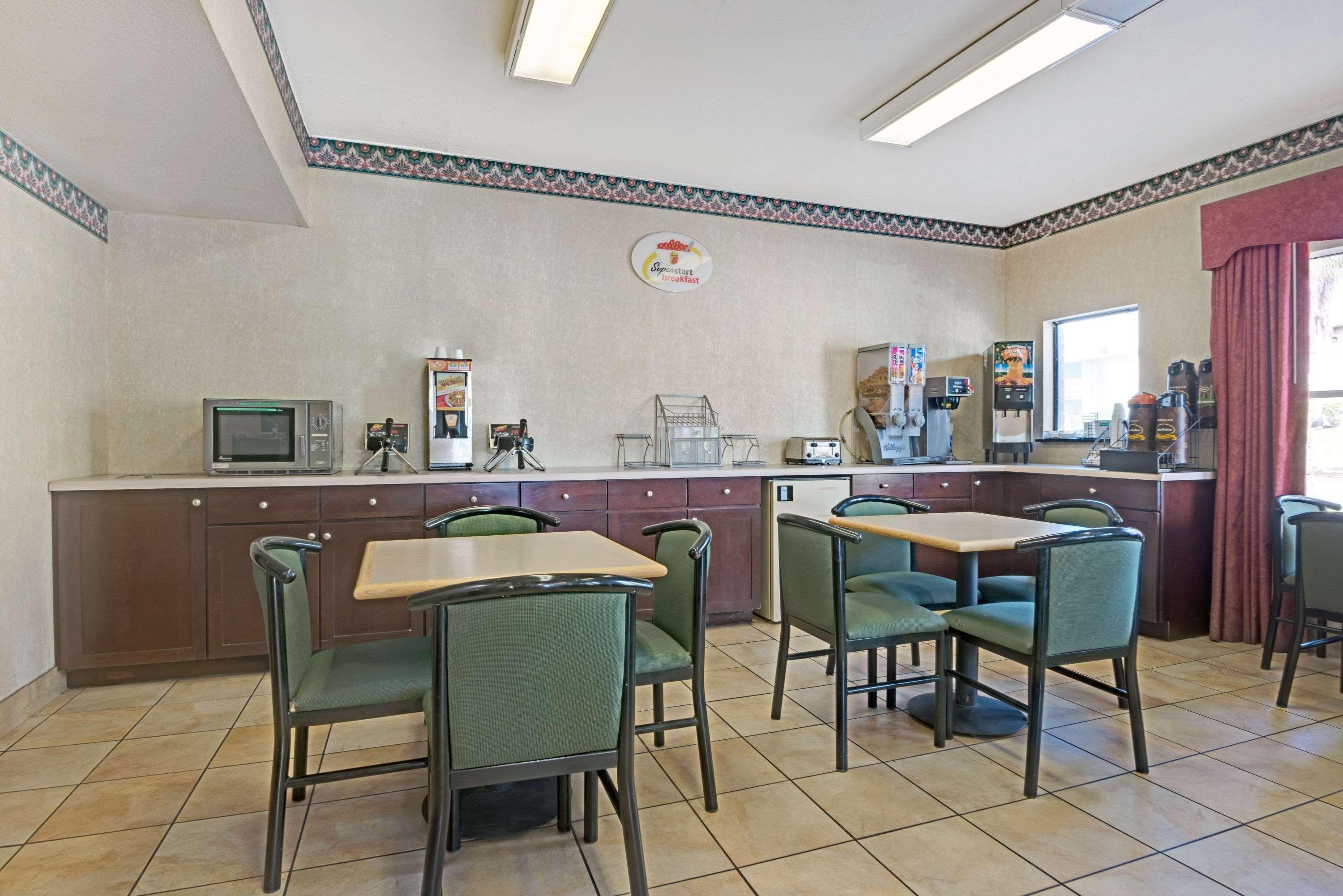 Super 8 By Wyndham Universal City Eksteriør billede