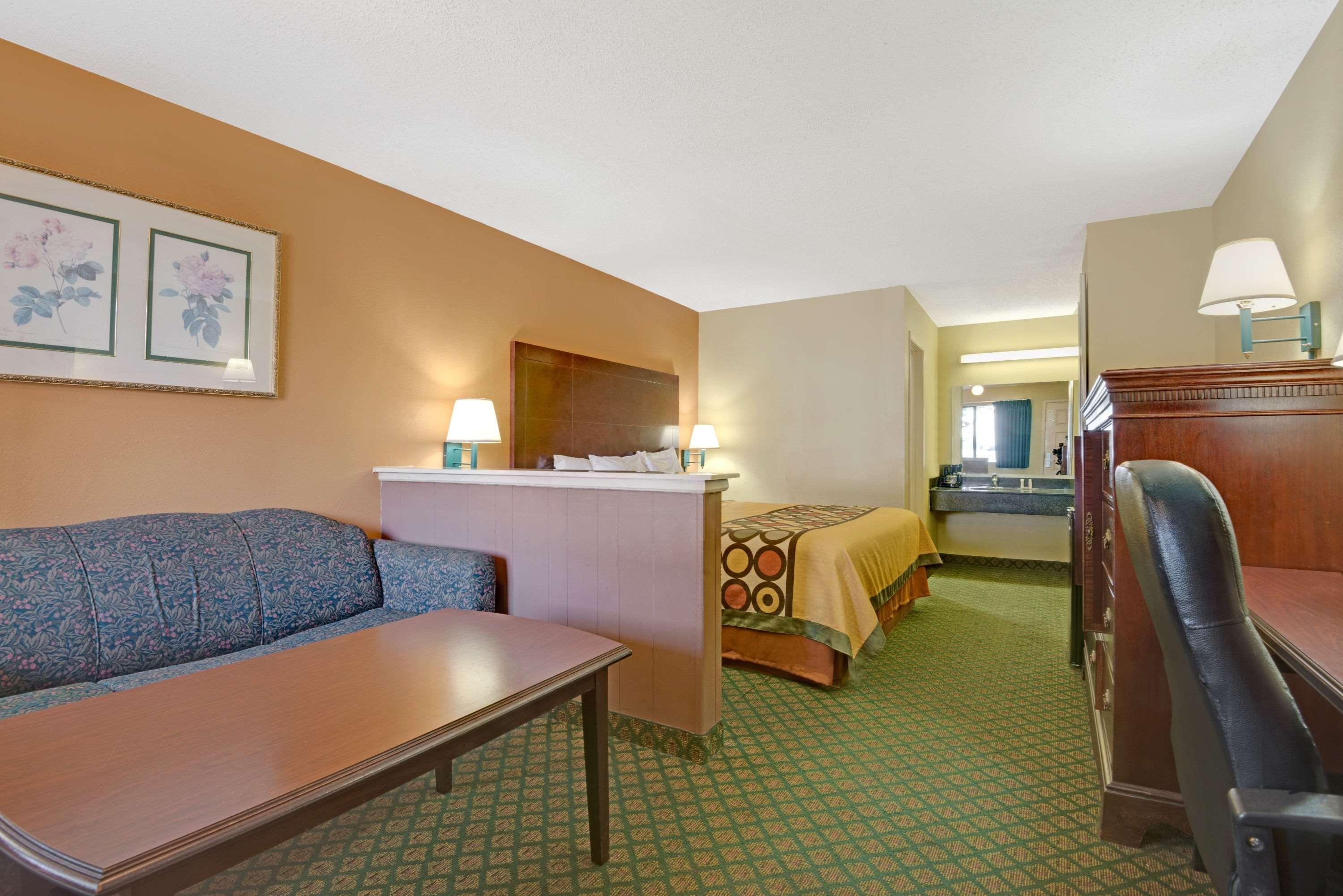 Super 8 By Wyndham Universal City Eksteriør billede