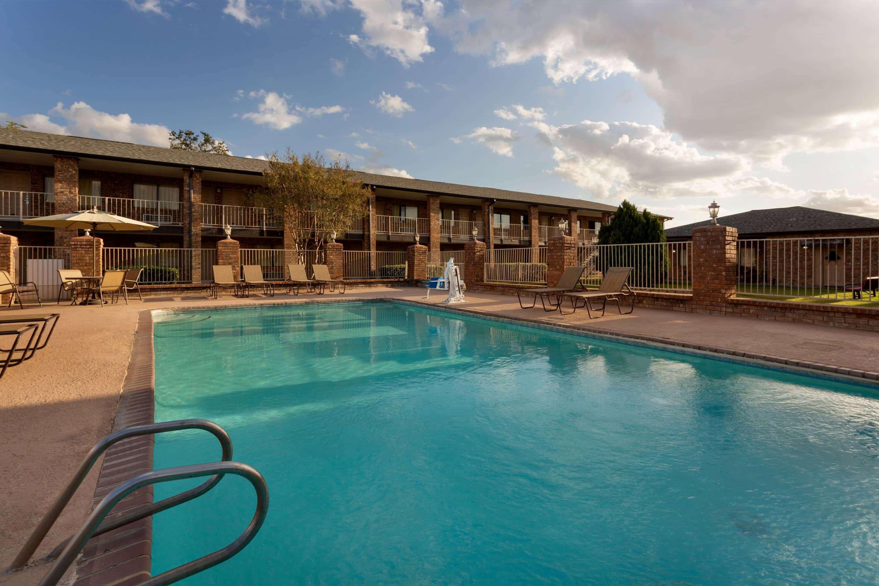 Super 8 By Wyndham Universal City Eksteriør billede