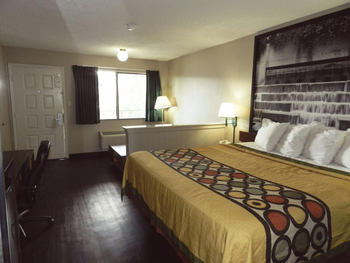 Super 8 By Wyndham Universal City Eksteriør billede