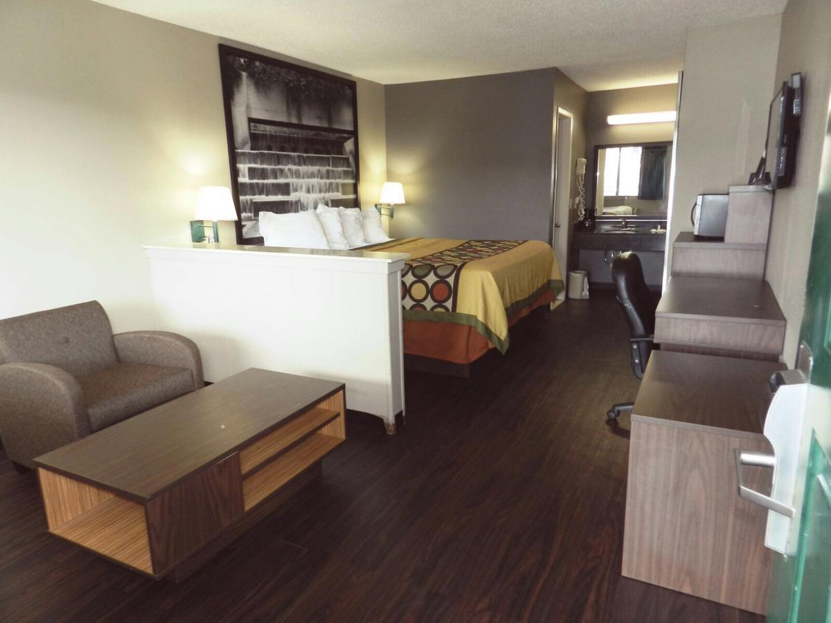 Super 8 By Wyndham Universal City Eksteriør billede