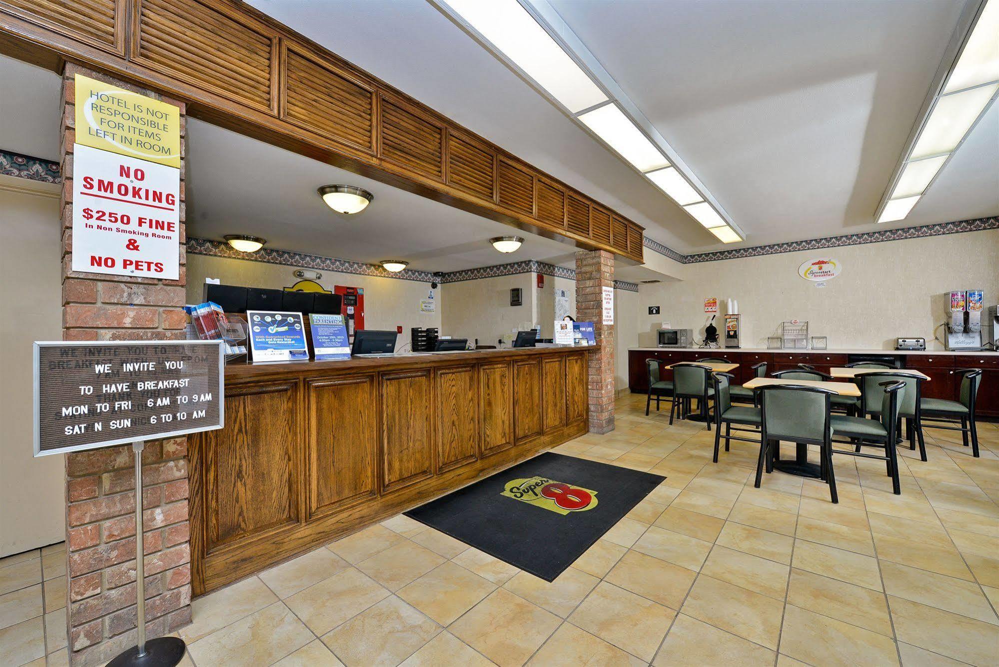 Super 8 By Wyndham Universal City Eksteriør billede
