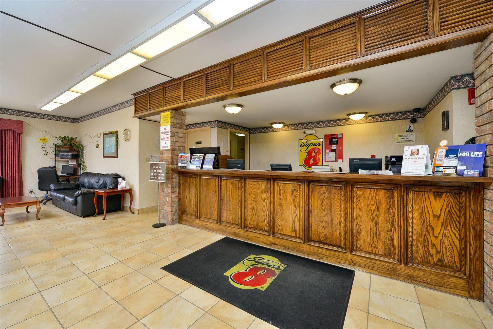 Super 8 By Wyndham Universal City Eksteriør billede